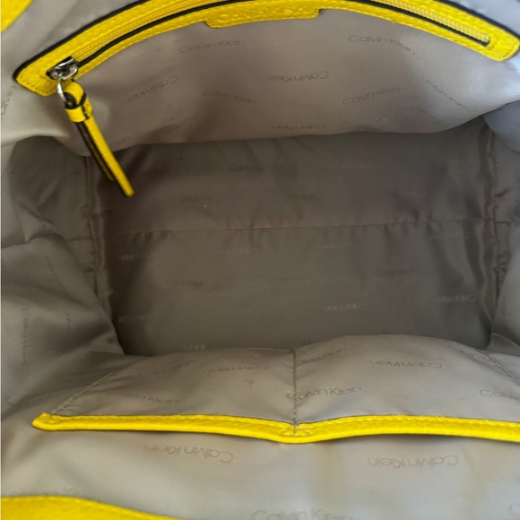 Calvin Klein crossbody/shoulder bag. Perfect for summer. - Picture 8 of 8